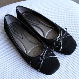 Women’s 6.5 black suede flats